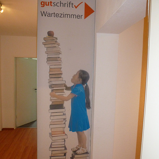 Bücherturm am Eingang zum Wartezimmer